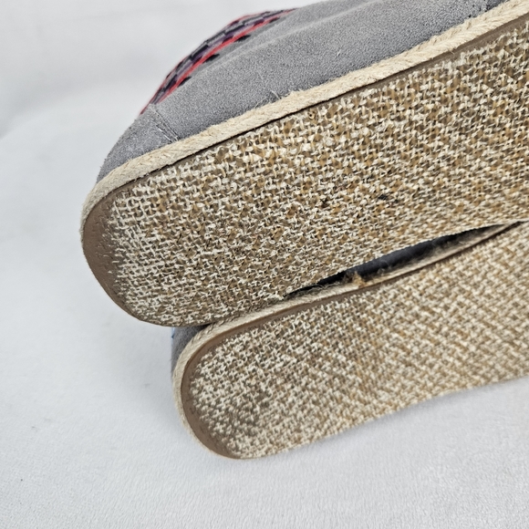 Toms Embroidered Grey Suede Desert Boot Moccasin Size 9.5 - Picture 4 of 11